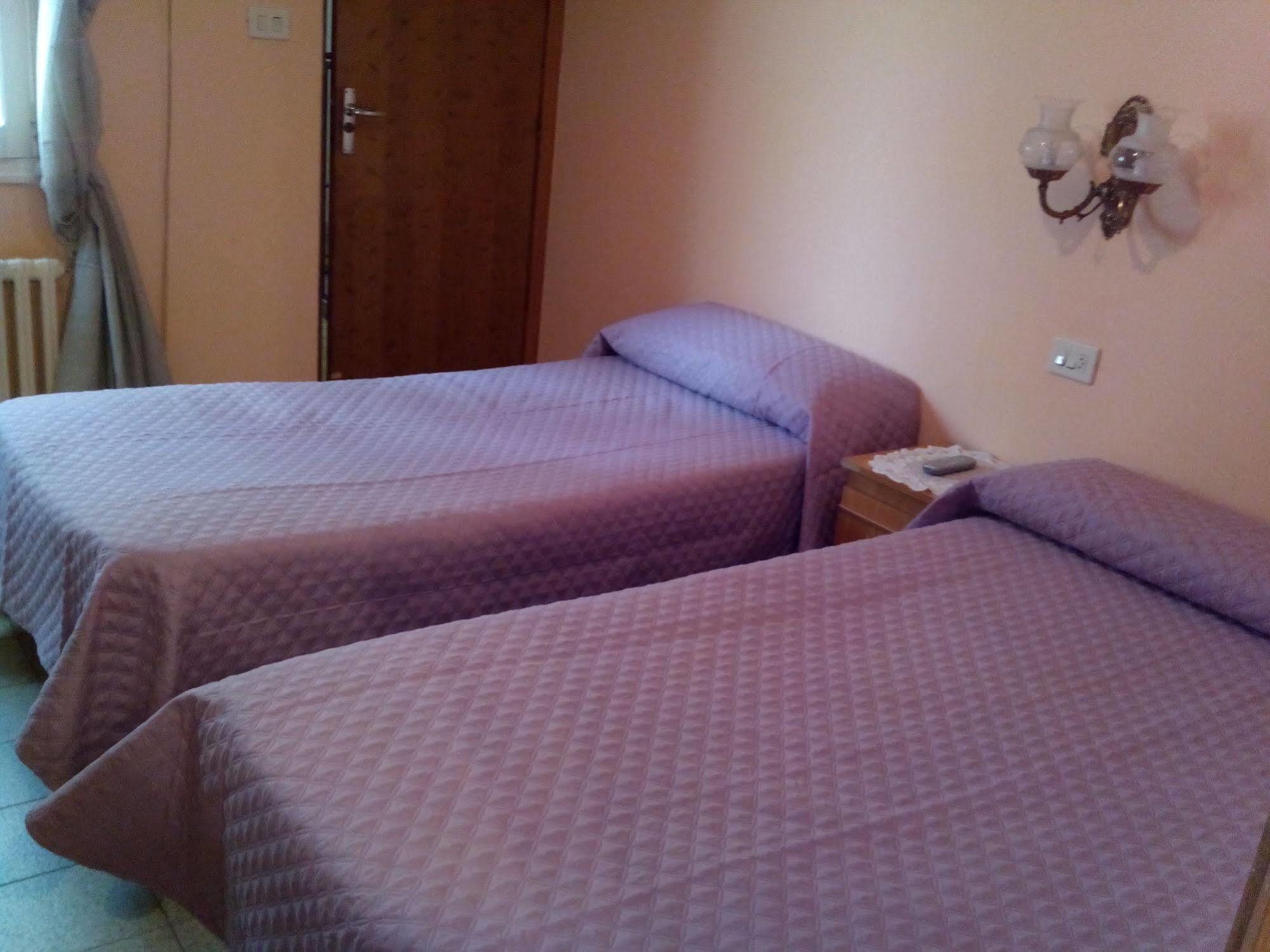 Pension Las Palmeras Lalin Exterior photo